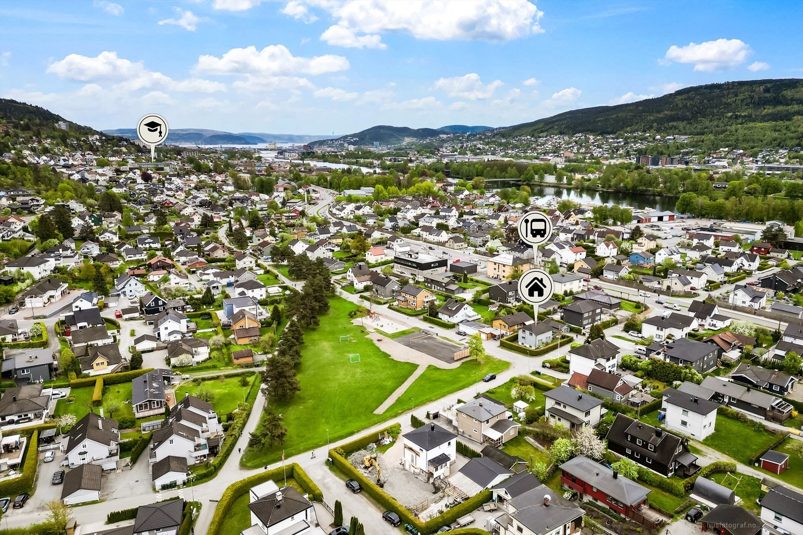 Nærmeste bussholdeplass, Åslyveien, er kun 2 minutter unna og har hyppige avganger. Galleribilde