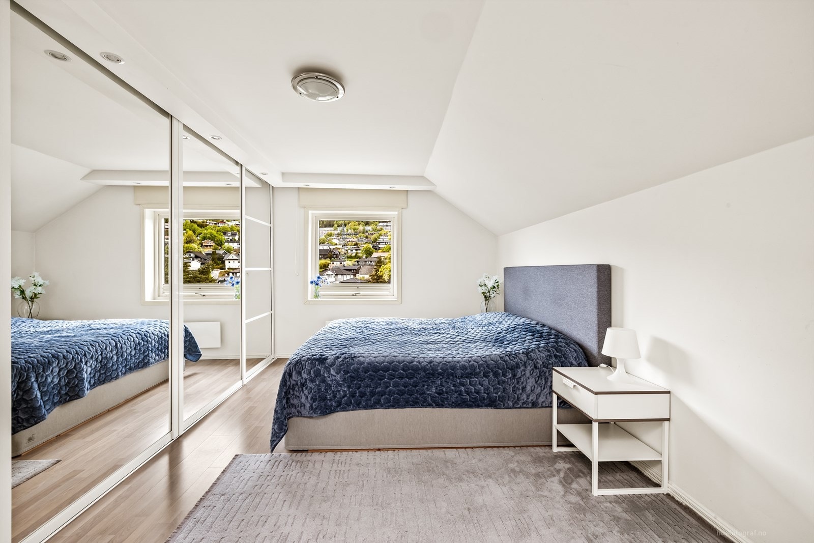 Hovedsoverommet har god plass til dobbeltseng og en stor skyvedørsgarderobe. Galleribilde