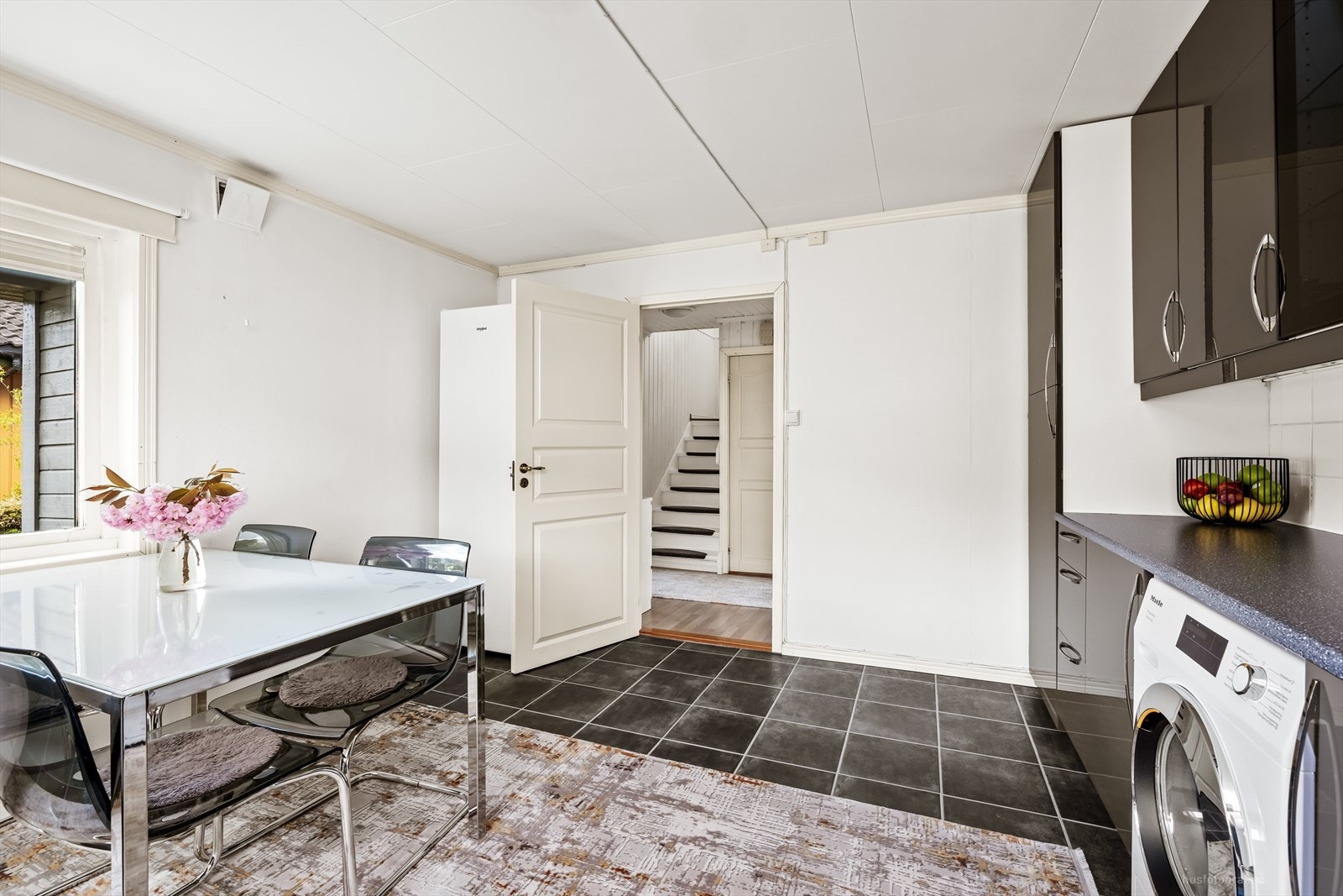 Det er god plass til et spisebord på kjøkkenet. Galleribilde