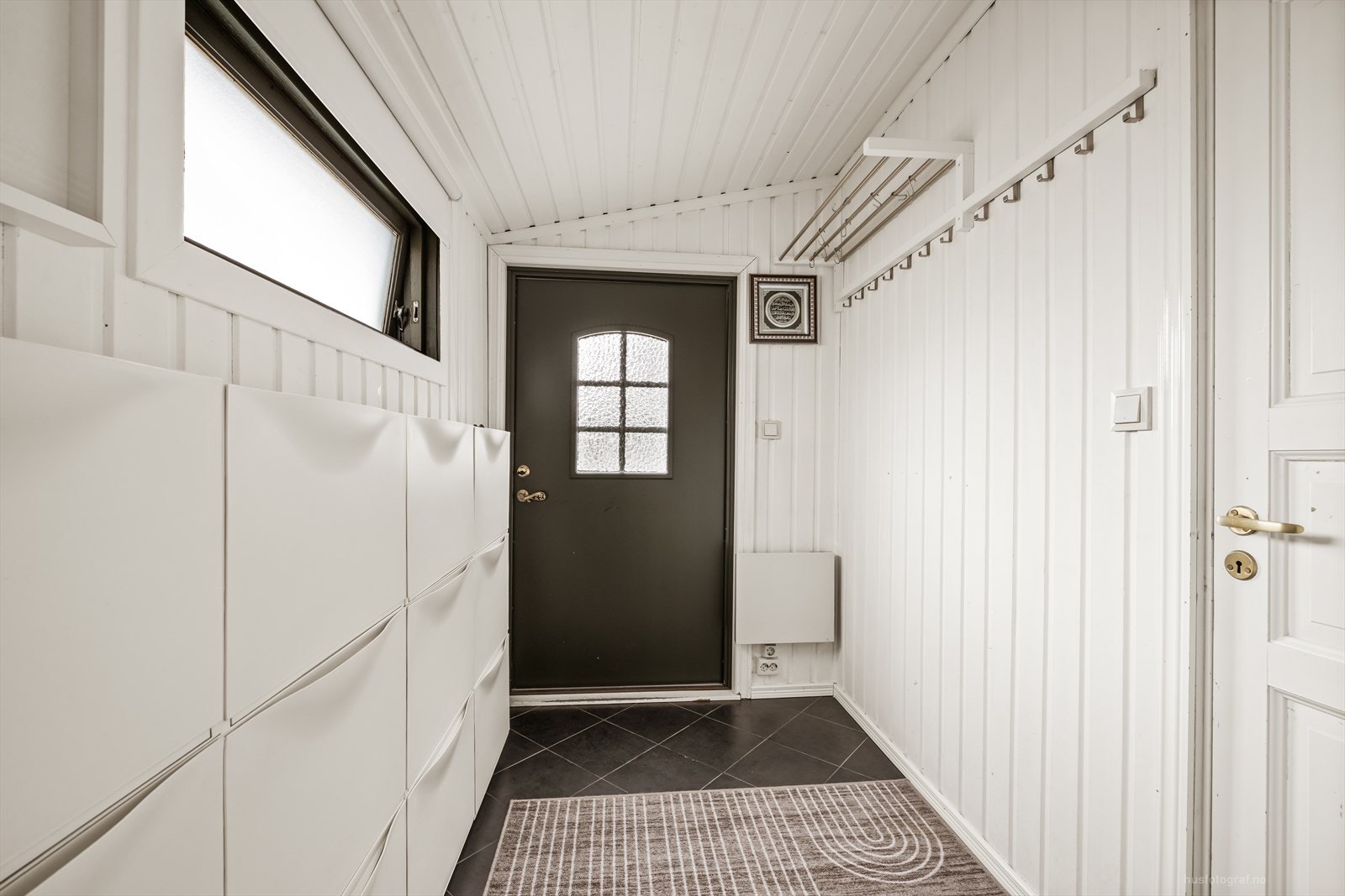 Entréen i første etasje har flislagt gulv og god plass til oppbevaring av yttertøy. Galleribilde