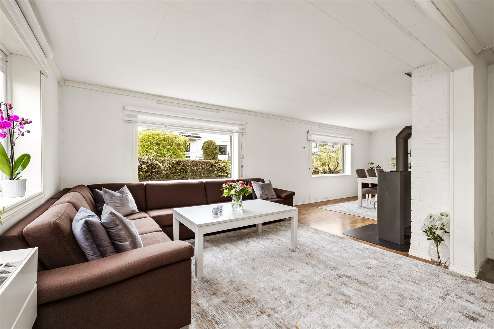 Stuen har plass til en stor sofagruppe og har gode vindusflater. Galleribilde