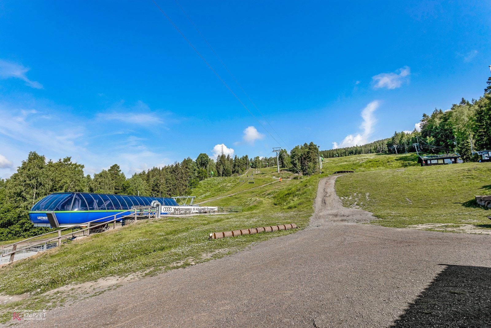 For den turglade starter marka med sitt nettverk av turstier og lysløyper like ved, tilgjengelig for turer året rundt. Om vinteren er det også kort vei til Drammen Skisenter. Galleribilde