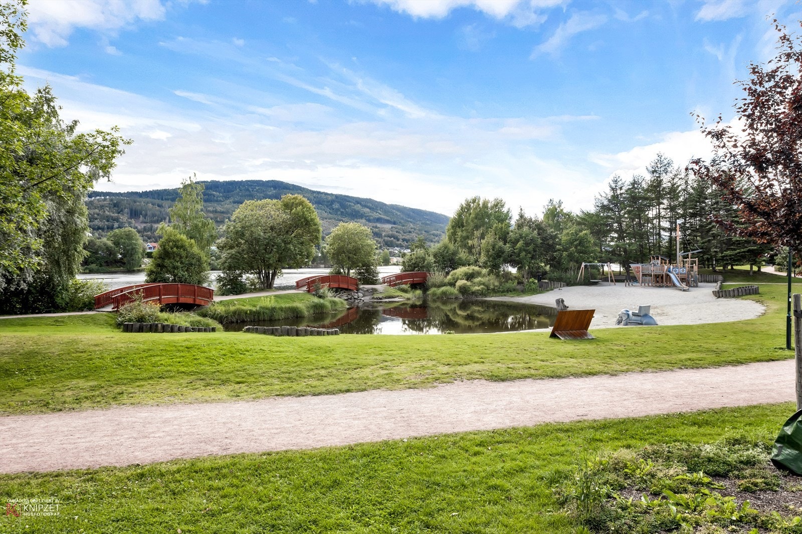 Det er kort gange til elveparken der du kan følge brede gang- og sykkelveier nedover langs Drammenselven Galleribilde