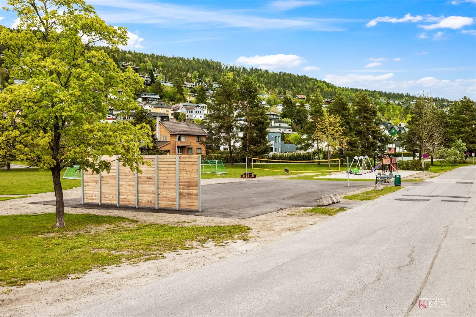 Rett utenfor boligen står en flott og nylig ferdigsstilt park med blant annet gressplen, fotballmål, basketkurv, volleyballnett, husker og sklie. Galleribilde