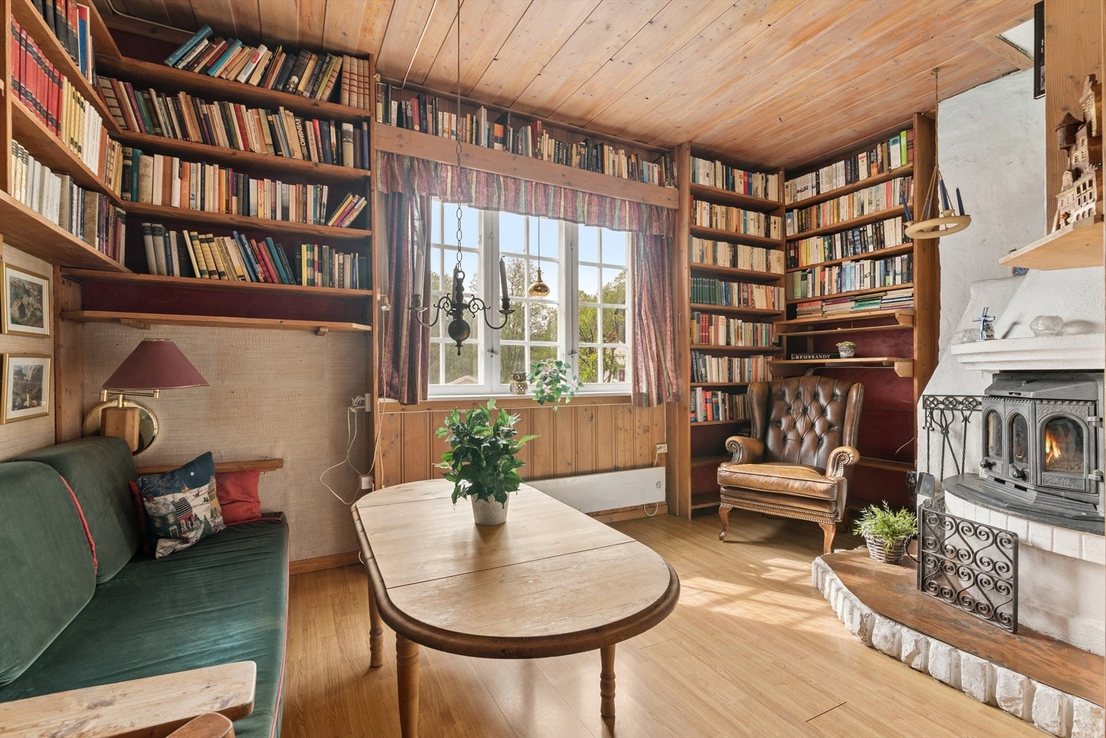 En stue innredet som leserom/bibliotek. Kan selvfølgelig brukes som et soverom også. Galleribilde