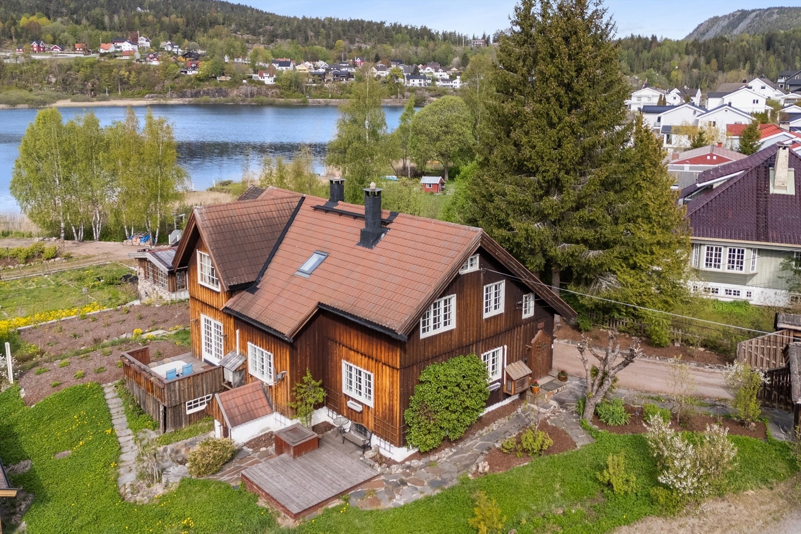 Velkommen til en av Heggedals mest sjarmerende eiendommer. Boligen og uthuset ligger helt ned til Gjellumvannet Galleribilde