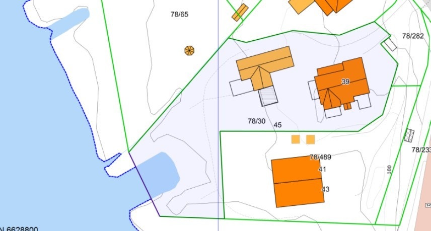 I tillegg til gnr. 78, bnr. 30 medfølger 1/2 part av realsameie gnr. 78, bnr. 282 (Tomtestørrelse på realsameiet er 295 m²) Galleribilde
