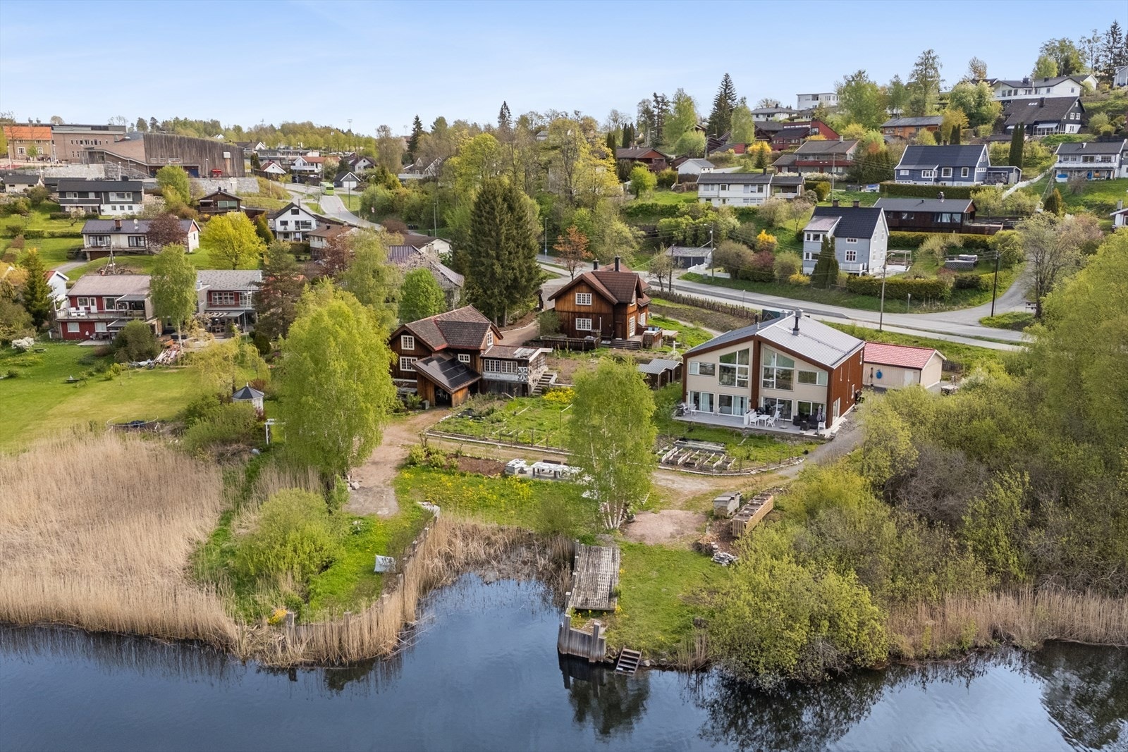 Heggedal barneskole sees øverst til venstre Galleribilde