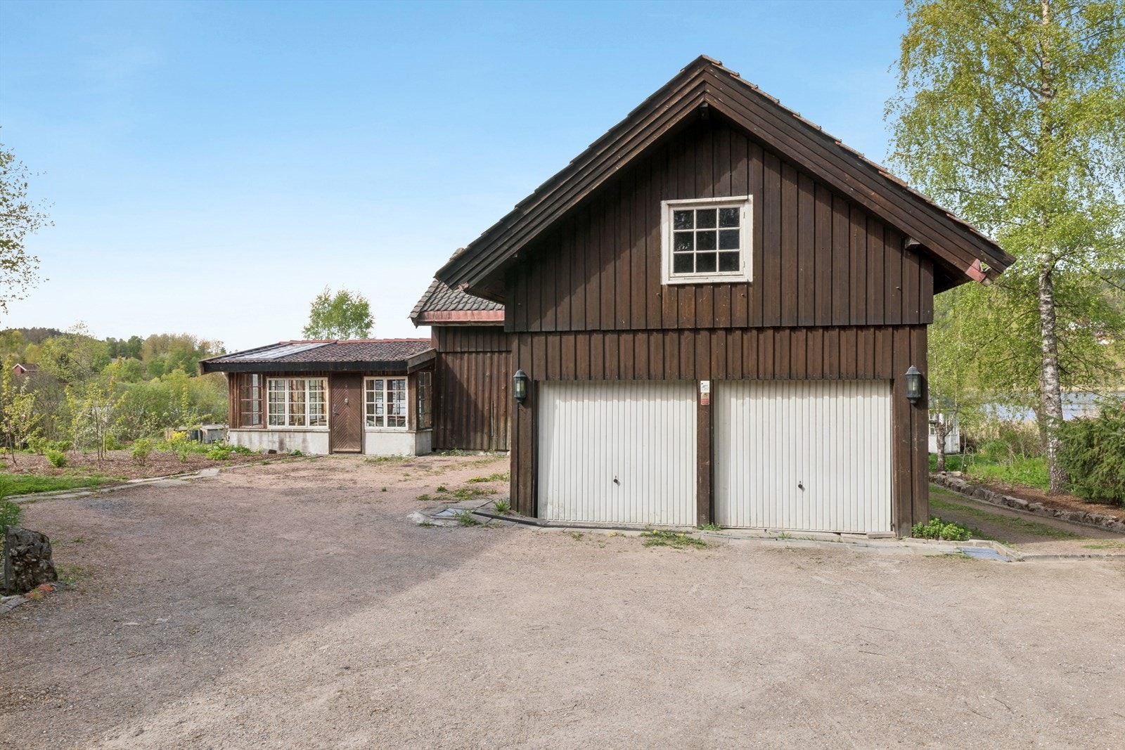 Uthuset inneholder bl.a. dobbelt garasje, drivhus, verksted, Stort oppholdsrom i 2. etg. og lagring under deler av bygget. Galleribilde