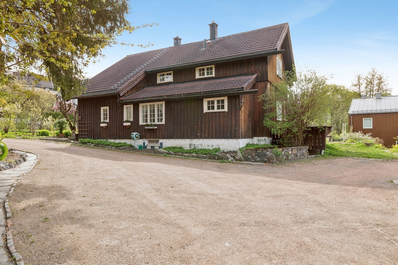 Stor gårdsplass foran dobbeltgarasjen Galleribilde