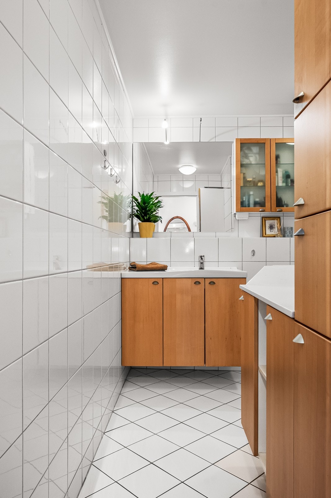 Badet har elektriske varmekabler i gulvet og mekanisk avtrekk. Galleribilde