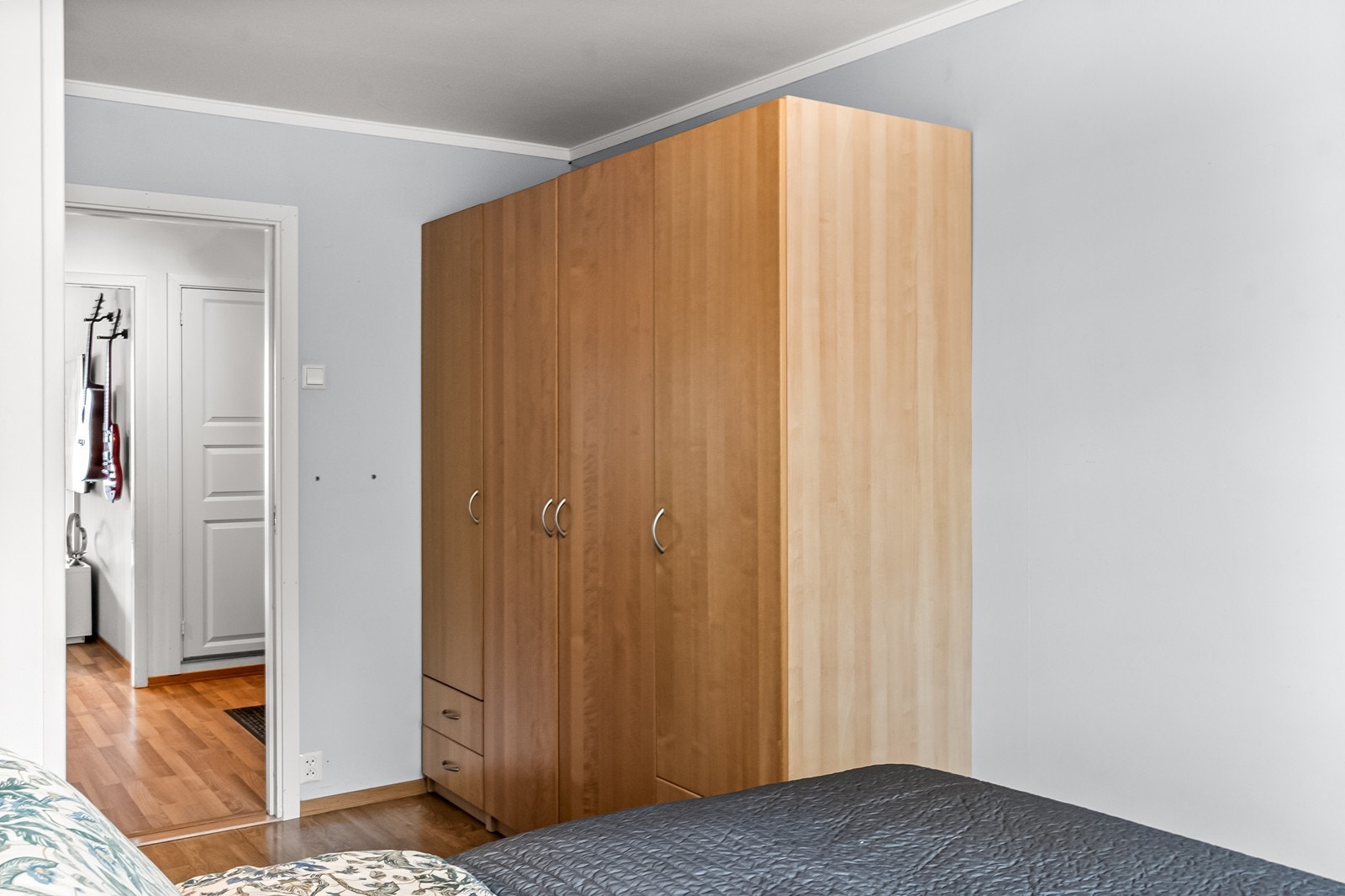 God plass til garderobeskap på hovedsoverommet. Galleribilde