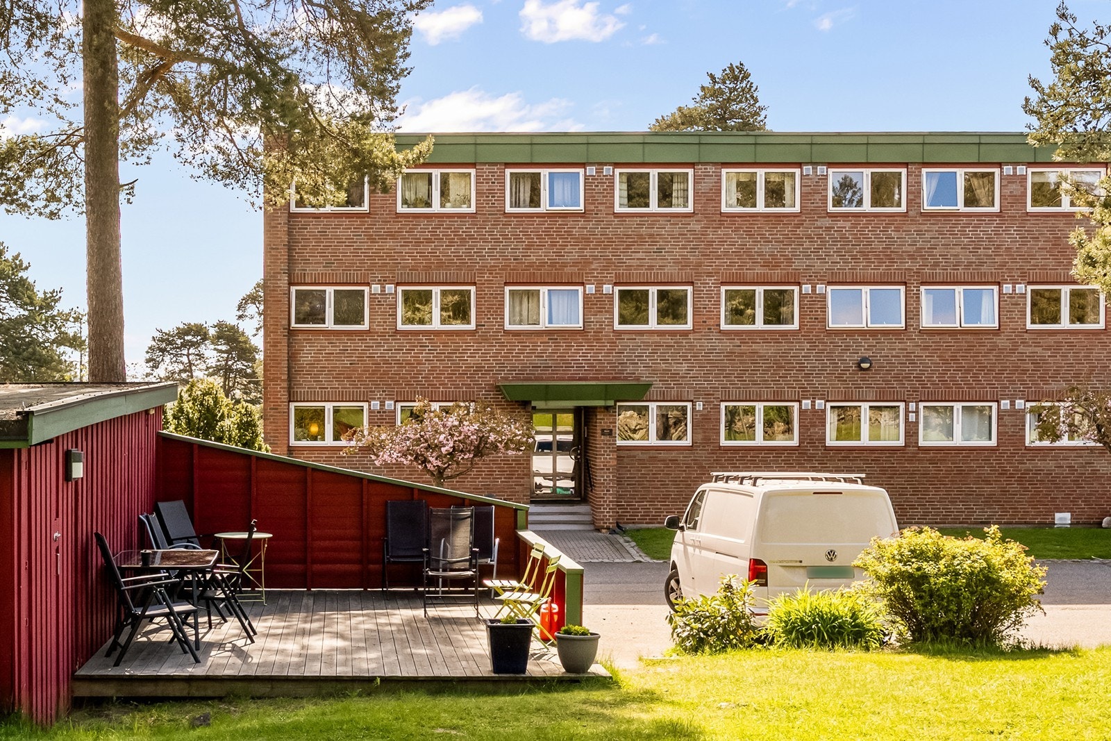 Bygningen fra 1967 har yttervegger i betong og tre, forblendet med teglstein og trepanel. Galleribilde