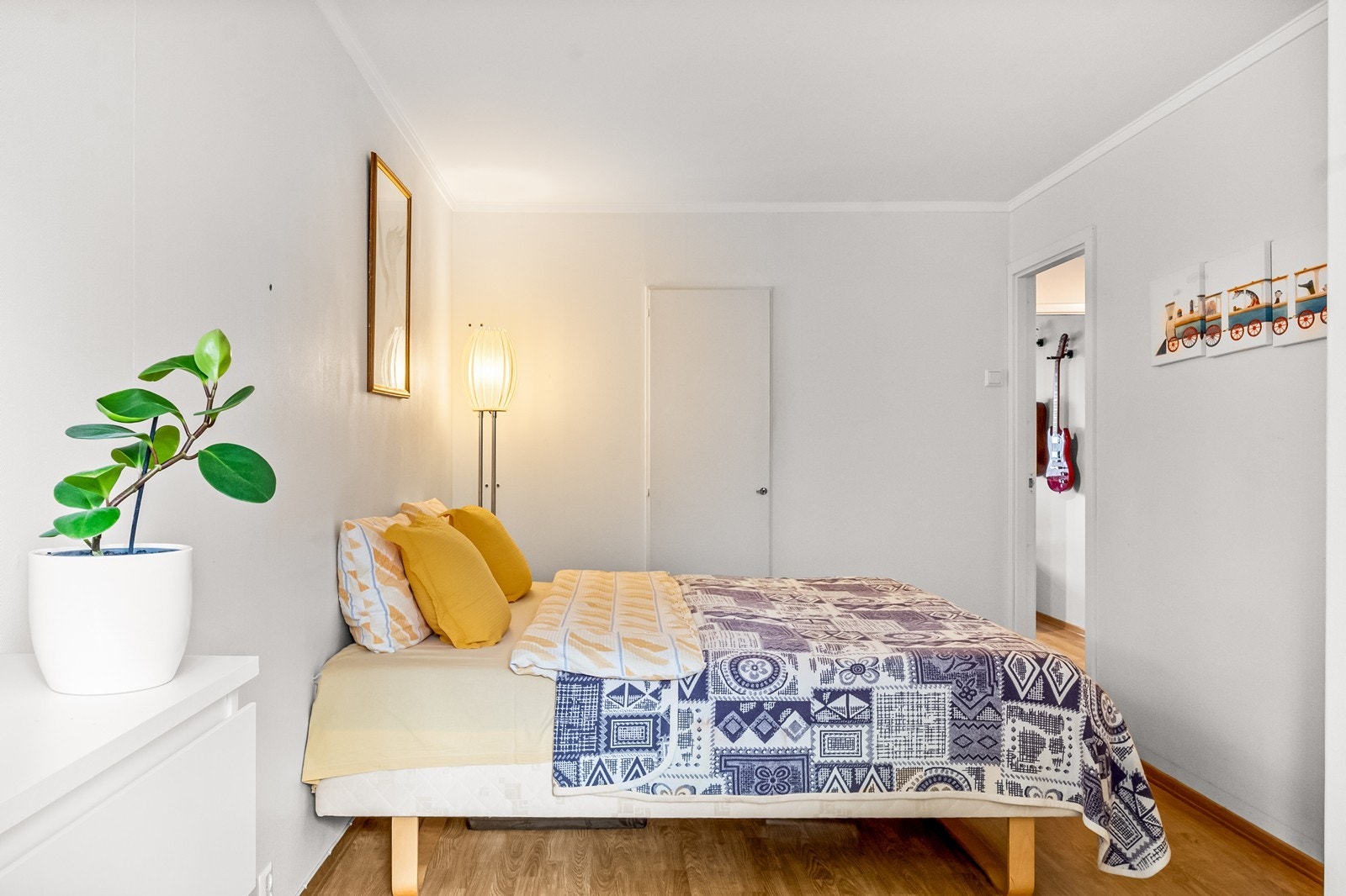 Overflatene i leiligheten består hovedsakelig av laminat på gulv og malte plater på veggene. Galleribilde