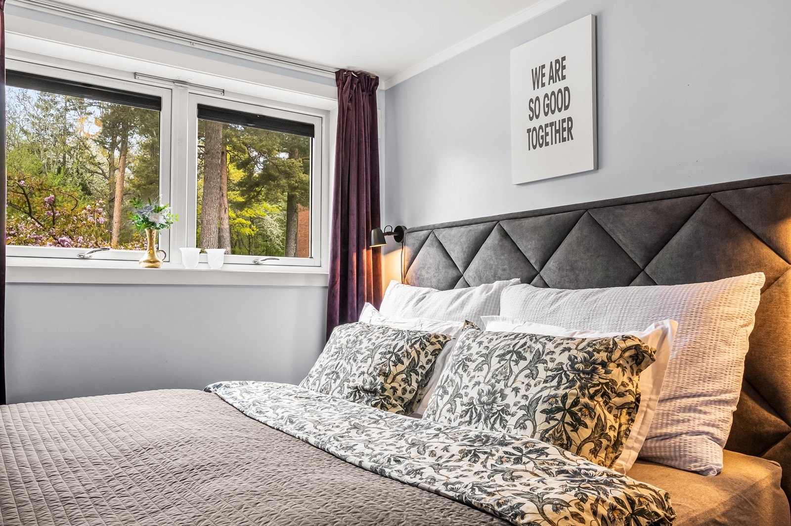 Vinduene på soverommene er i tre med 2-lags glass, og er utvendig beslått med aluminium. Galleribilde