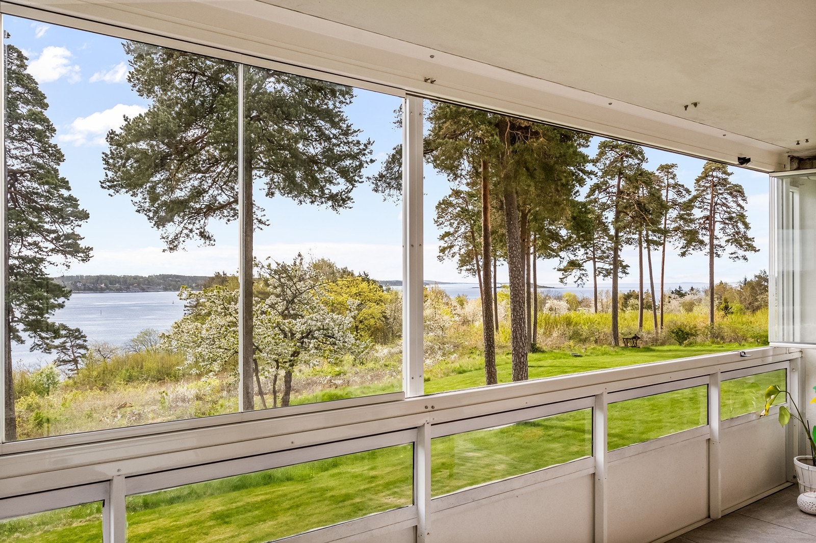 Jeløy byr på et rikt utvalg av strender, et yrende småbåtliv og et idyllisk landskap. Galleribilde
