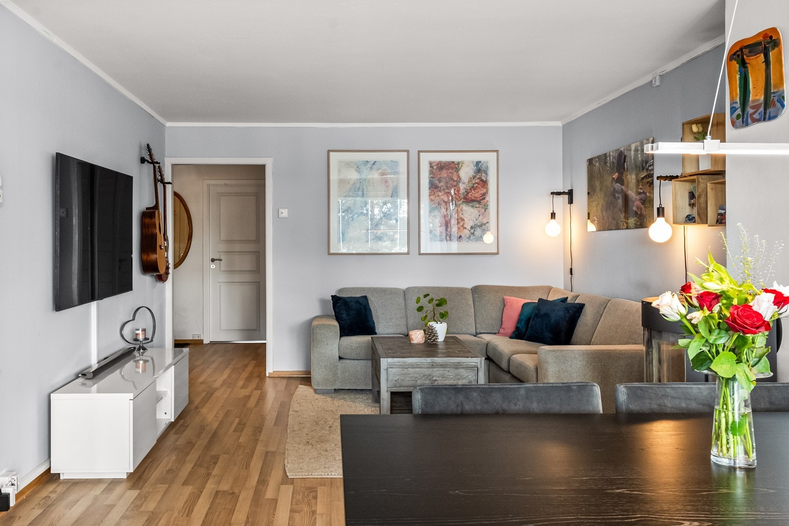 Stuen har god plass til en romslig sofagruppe og møblering etter ønske. Galleribilde