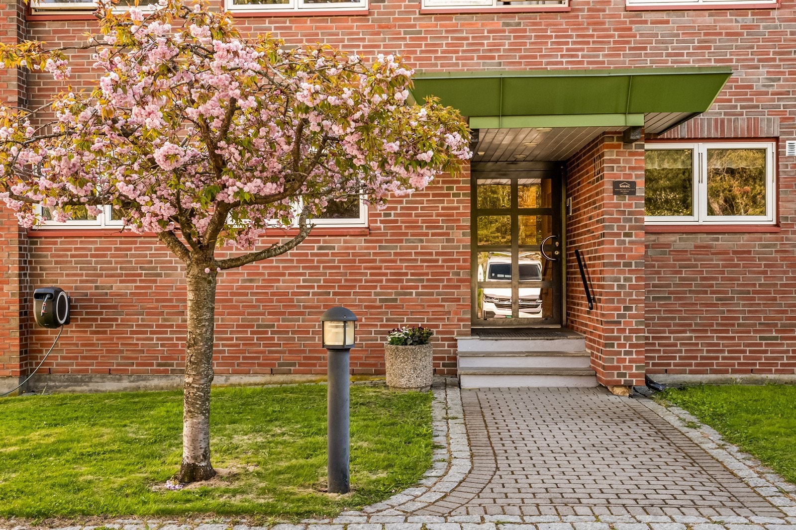 Velholdt inngangsparti til Reiertangen borettslag. Galleribilde