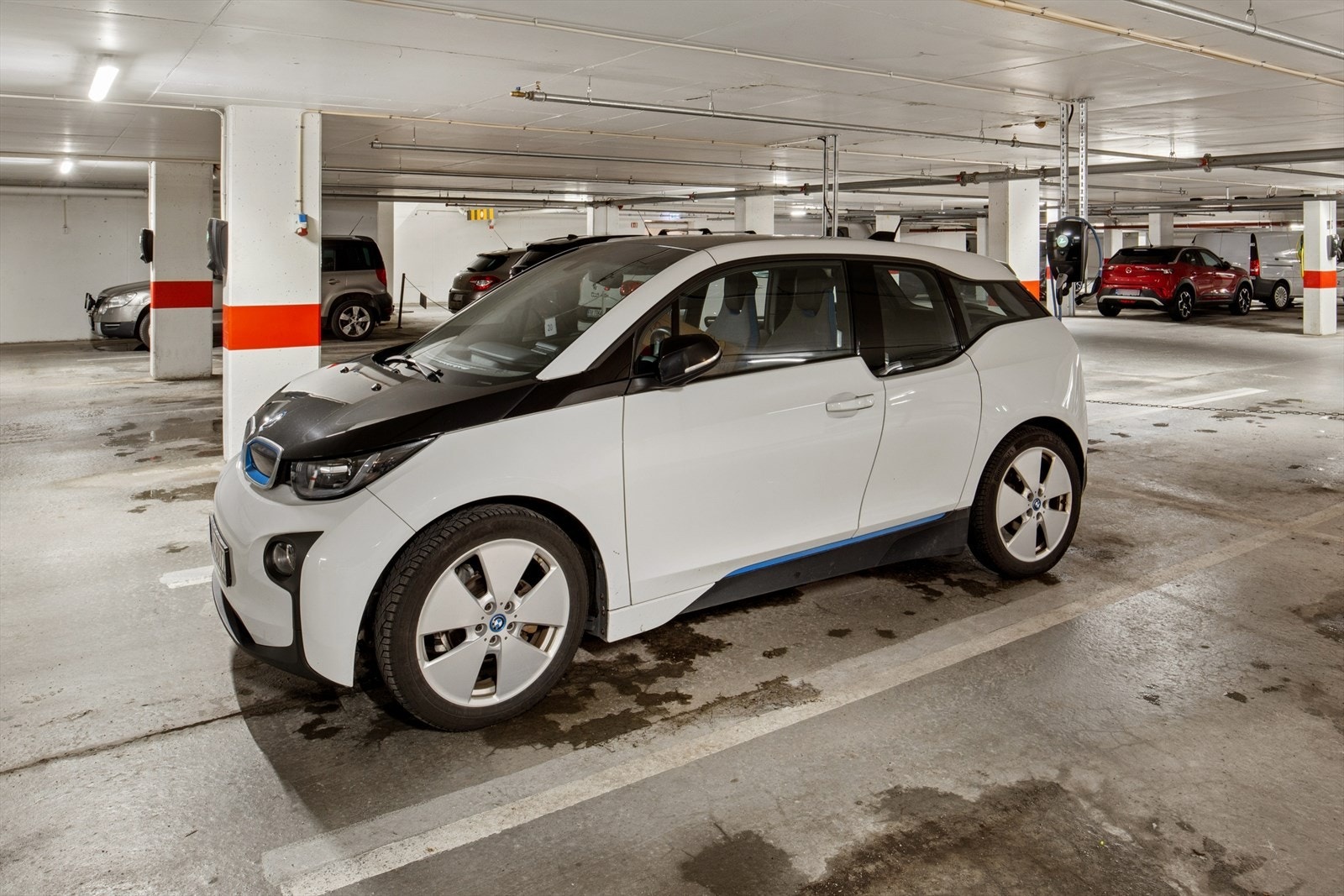 Fast parkeringsplass i lukket anlegg m/elbil-lader. Galleribilde