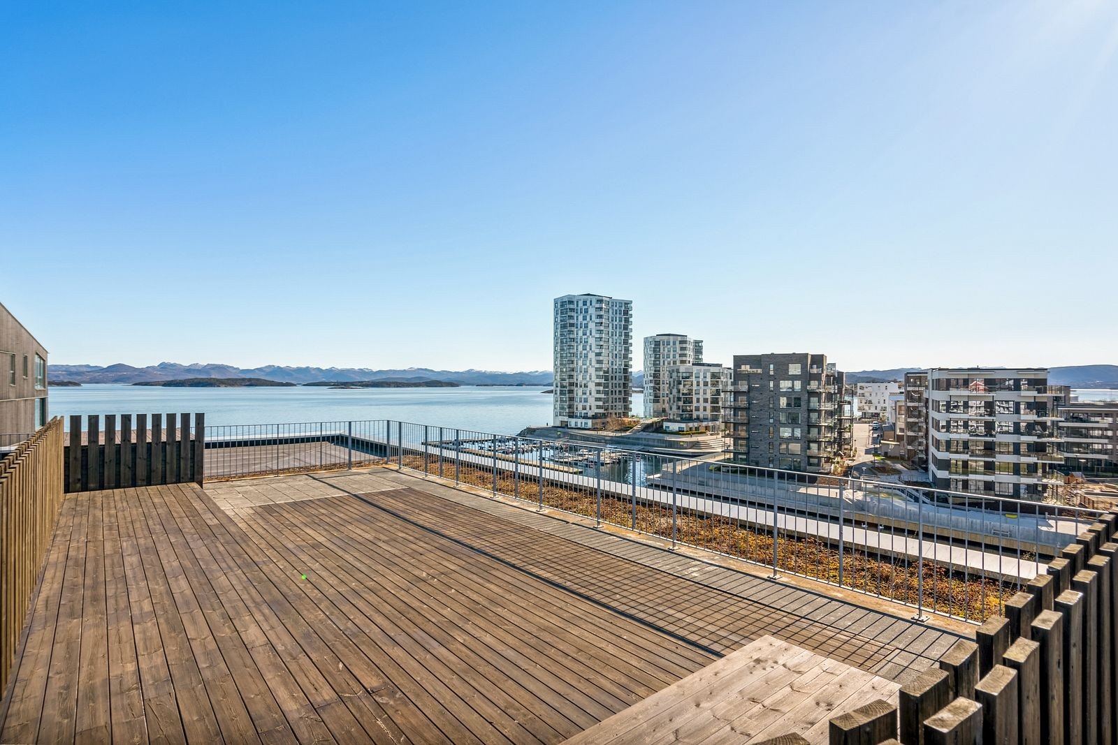 Leiligheten disponerer også en solrik felles takterrasse. Galleribilde