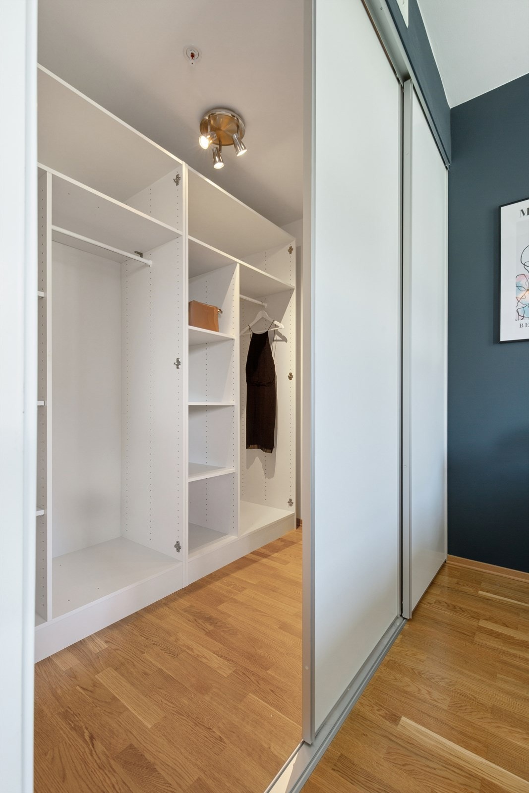 Med tilknytning til soverommet har man en helt egen walk-in garderobe. Galleribilde