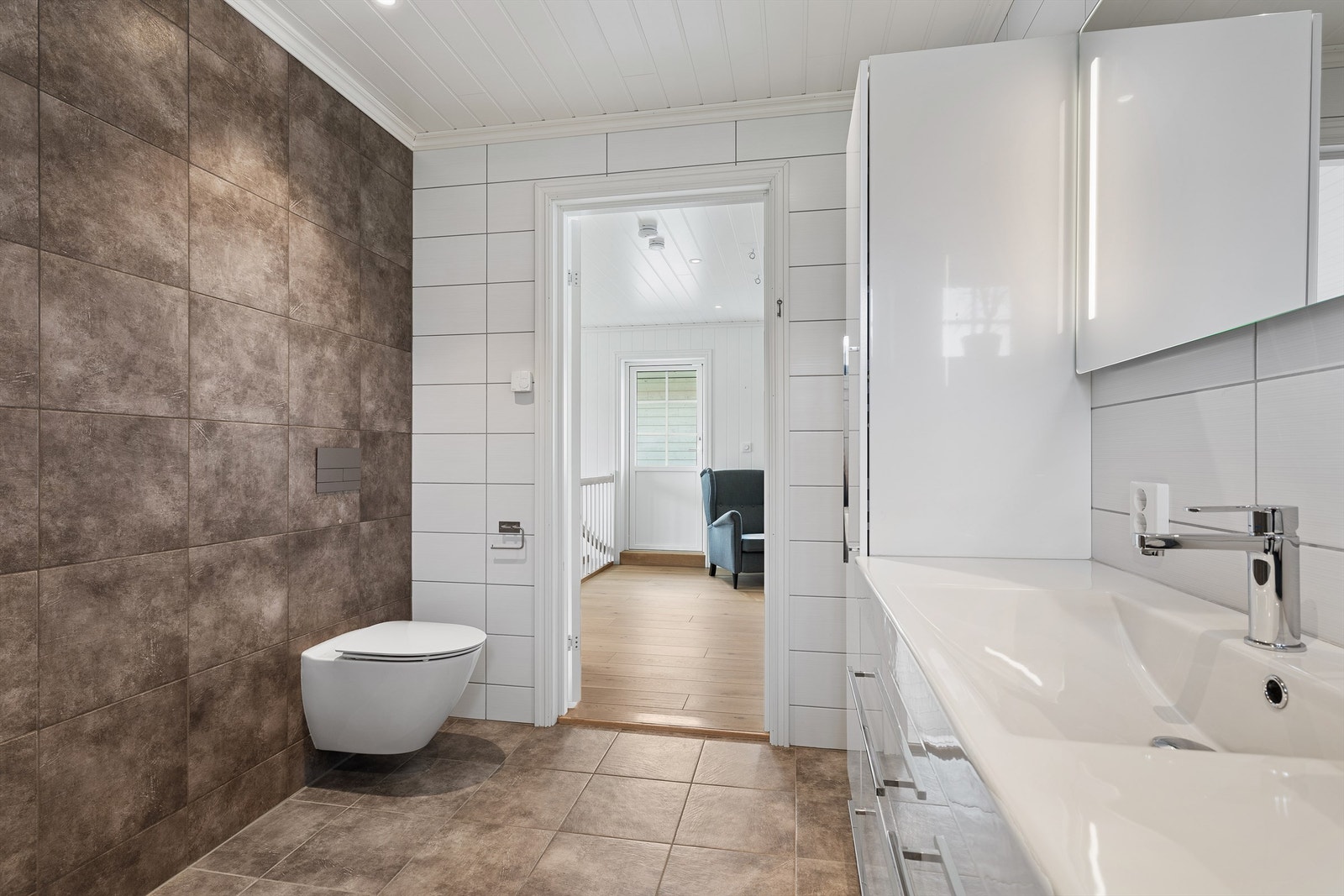 Det lekre badet i andre etasje har store fliser på gulv og vegger, gulvvarme og downlights i himling. Galleribilde