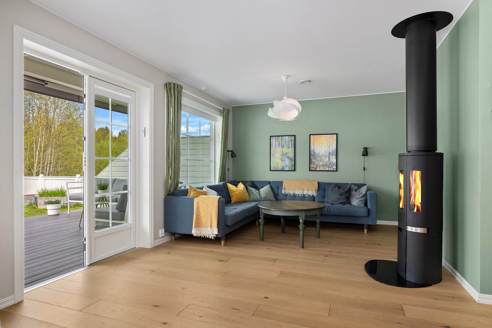 Hovedstuen er innbydende med 1-stavs eikeparkett, dempet fargetone på vegger og downlights i himling. Galleribilde
