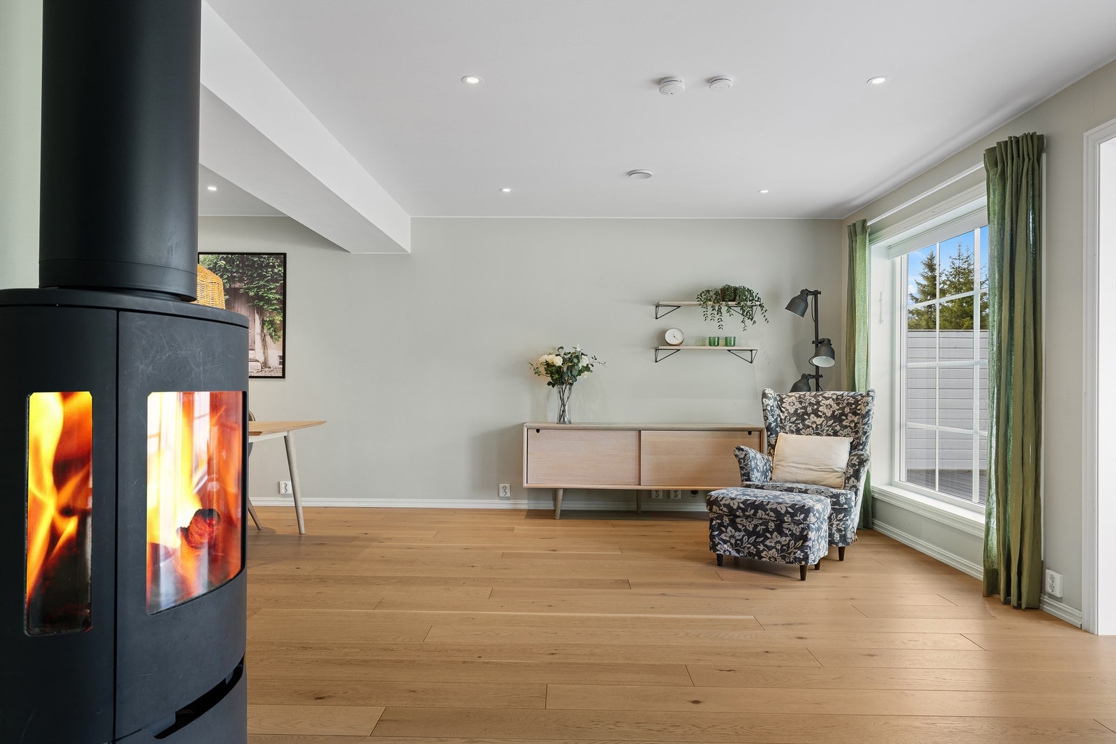 Med både balansert ventilasjon, vannbåren gulvvarme og peisovn er et lunt innemiljø sikret. Galleribilde