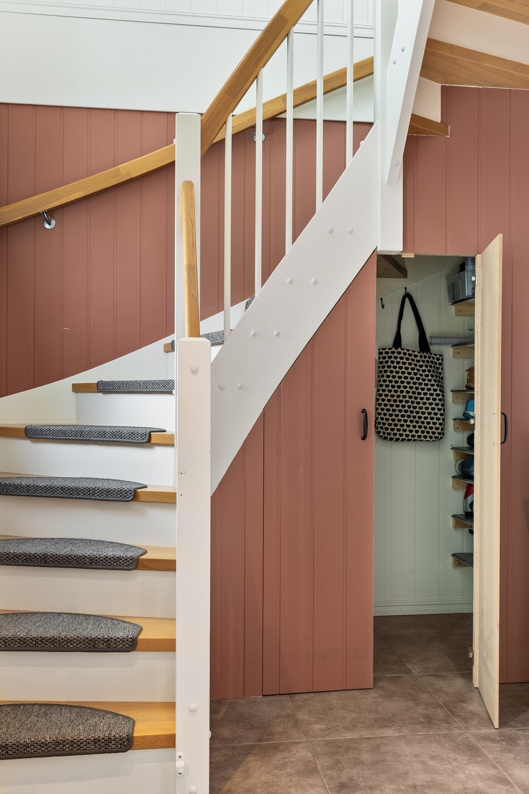 Innebygd skapplass under trappen. Galleribilde