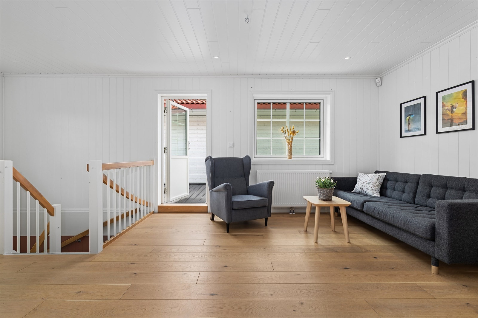 En terrassedør med glassfelt åpner opp til en skjermet takterrasse. Galleribilde