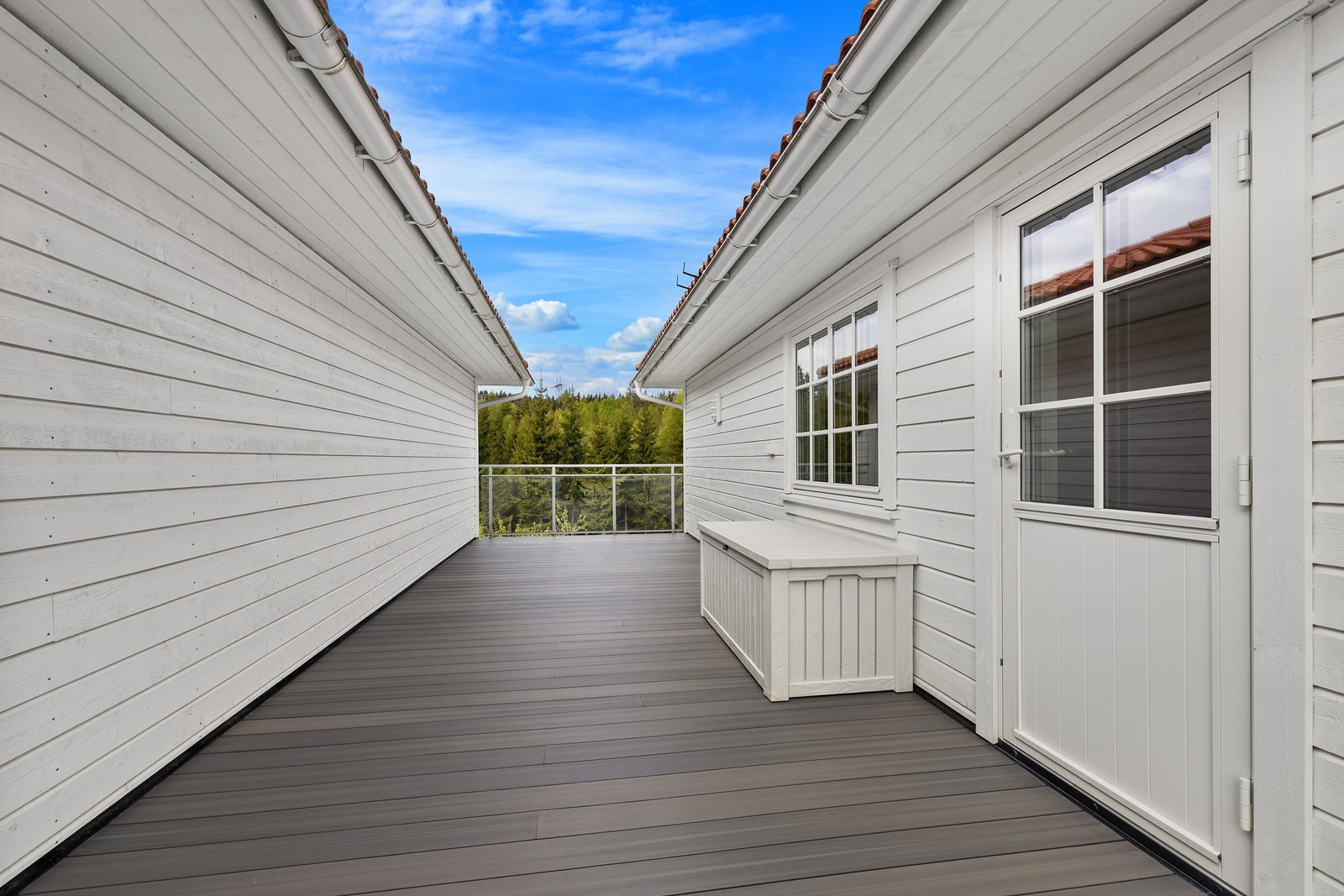 Fra loftstuen er det utgang til en ytterligere terrasse på 27 kvm. Galleribilde