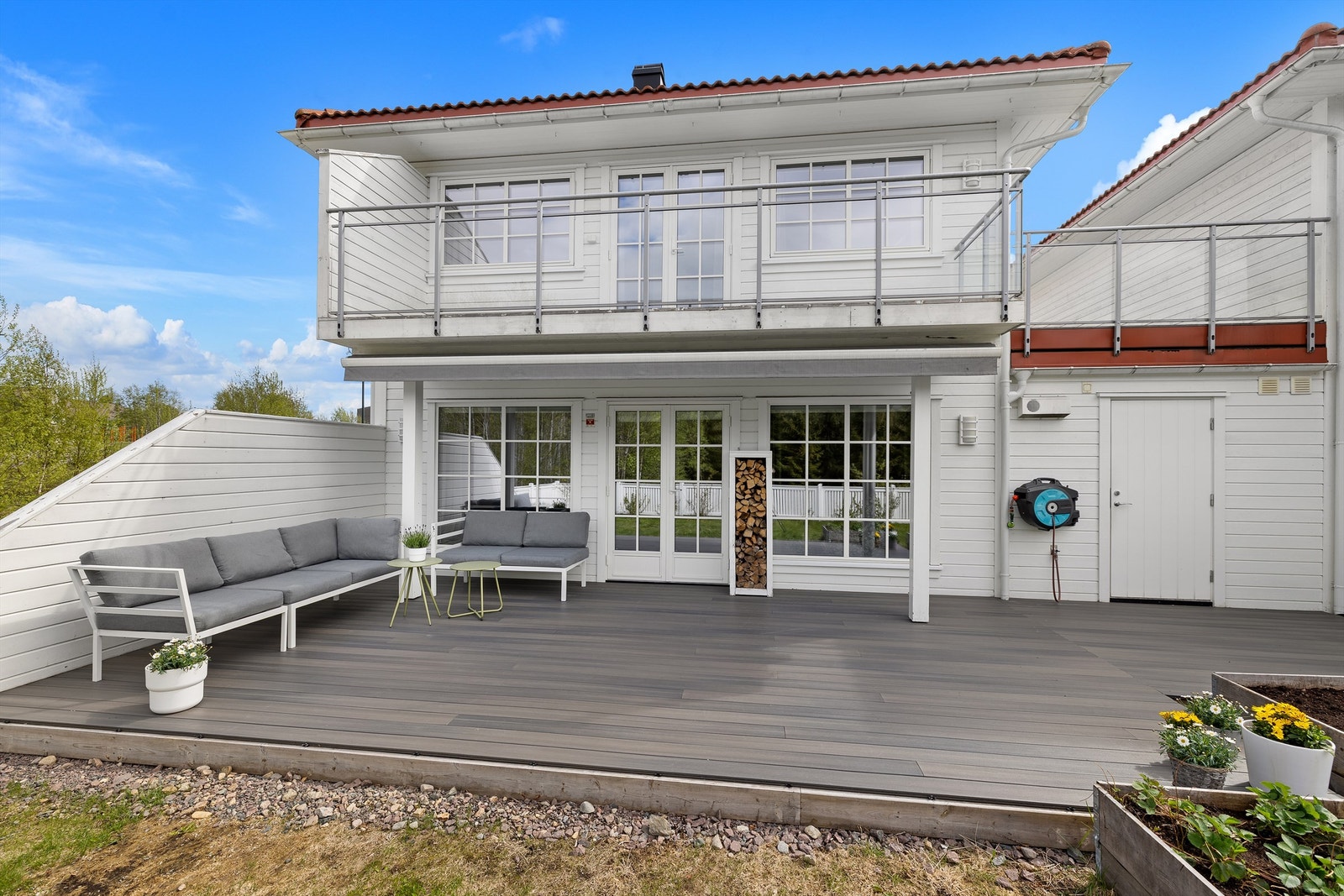 Utenfor stuen i første etasje ligger en delvis overbygd terrasse på 36 kvm. Galleribilde