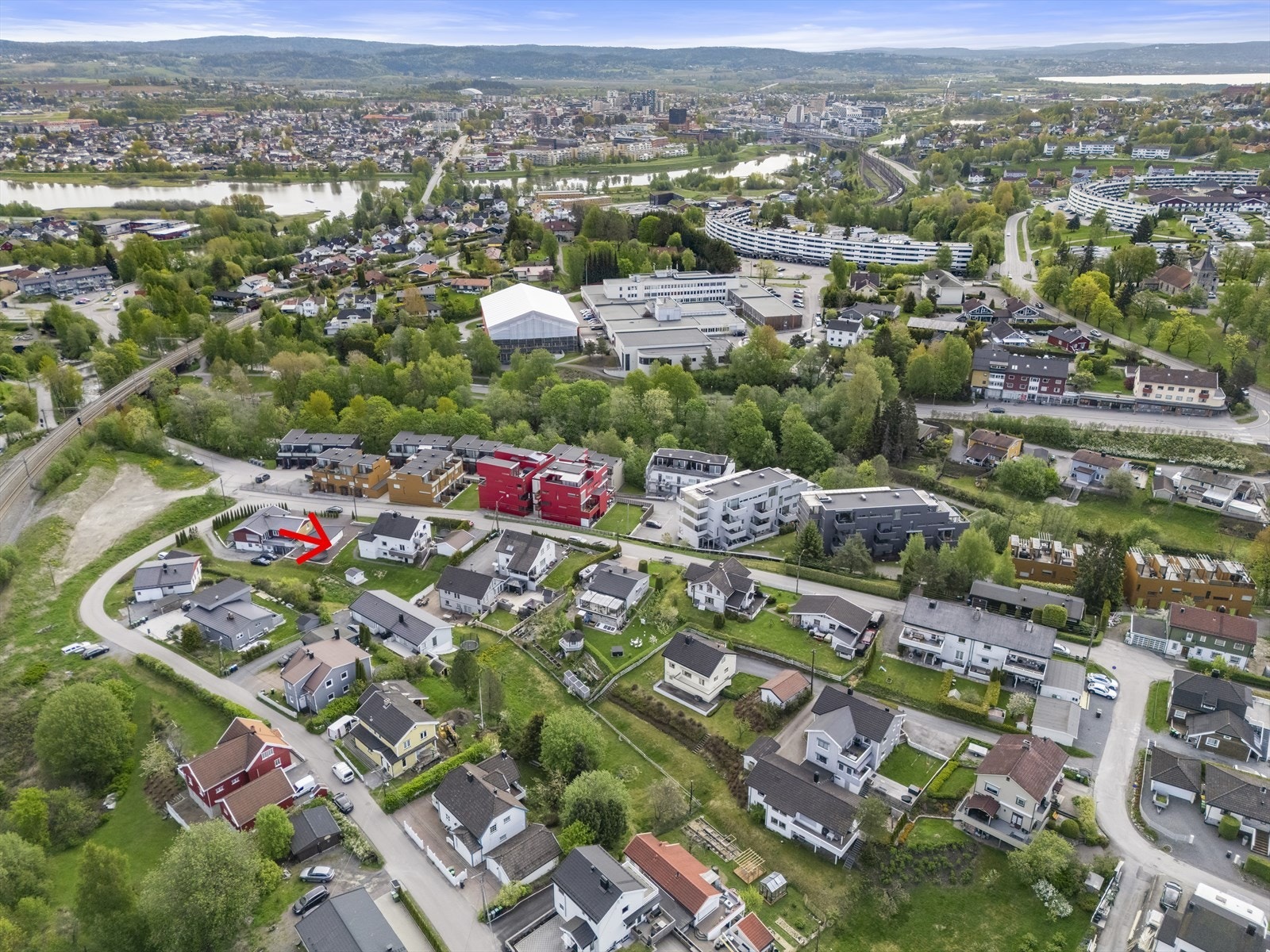 Fra eiendommen er det kun fire minutters gange til Sagdalen stasjon, med hyppige avganger mot Lillestrøm og Oslo. Galleribilde