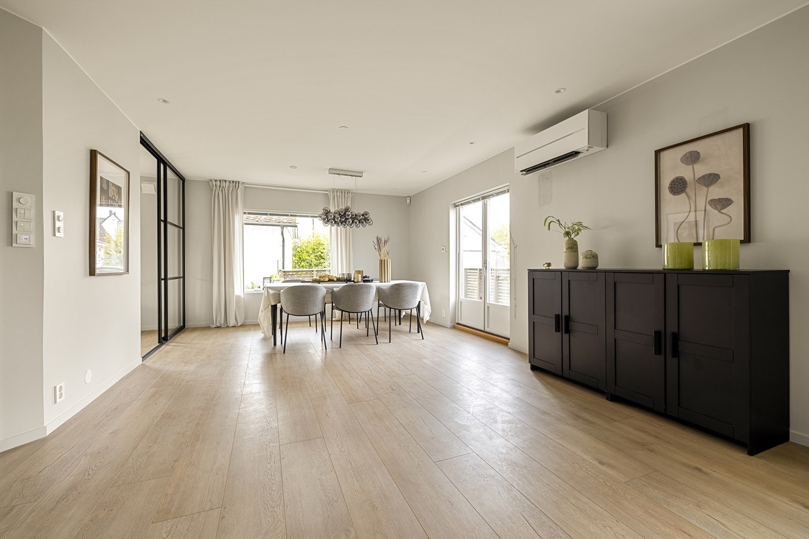 Spisestuedelen er et naturlig samlingspunkt med plass til et stort langbord for familie og gjester. Galleribilde