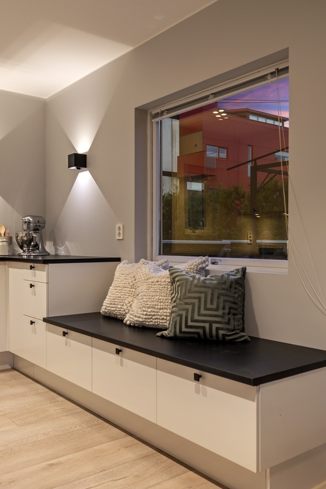 En smart, plassbygd benk med oppbevaring gir en hyggelig sitteplass ved vinduet. Galleribilde