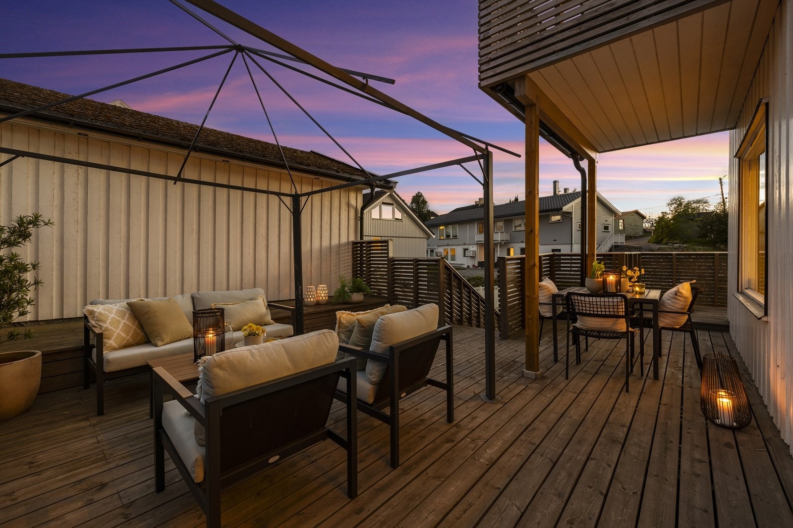 Den store treterrassen er en flott forlengelse av stuen i sommerhalvåret. Galleribilde