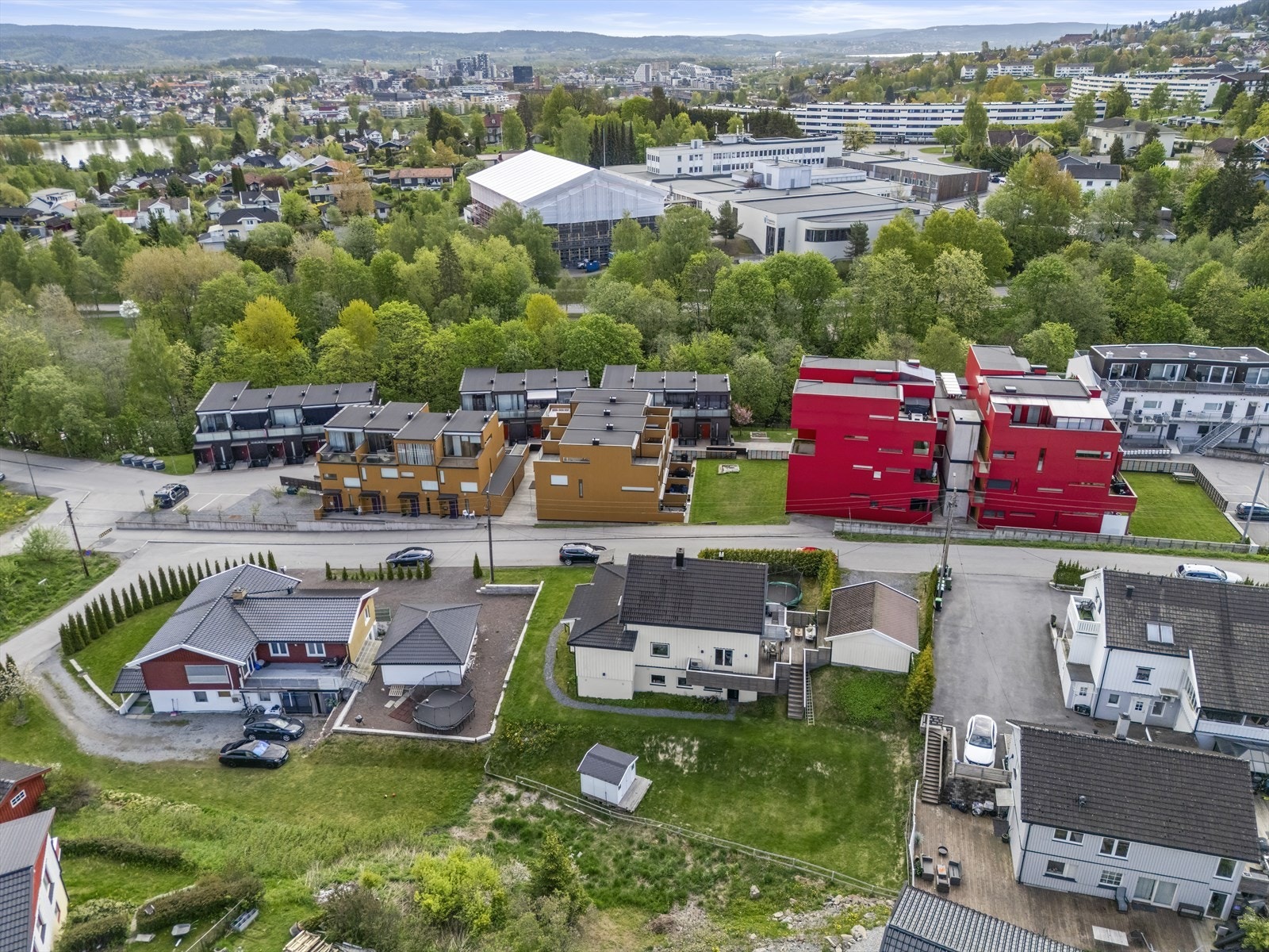 Det er kort vei til skoler som Sagdalen skole, barnehager og Strømmen Storsenter med alle sine servicetilbud. Galleribilde