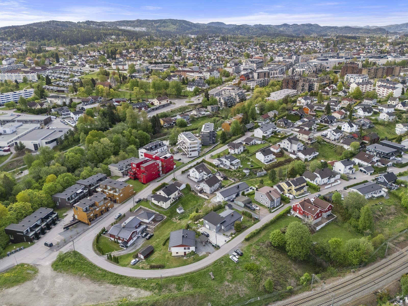 Boligen ligger i et etablert og familievennlig boligområde i Sagdalen. Galleribilde