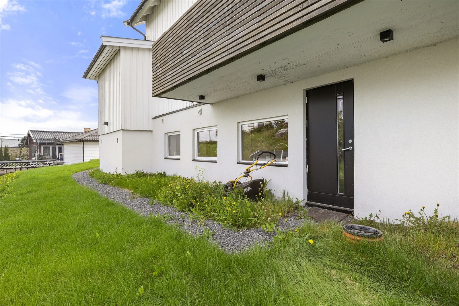 Egen inngang til kjelleretasjen fra hagen. Galleribilde