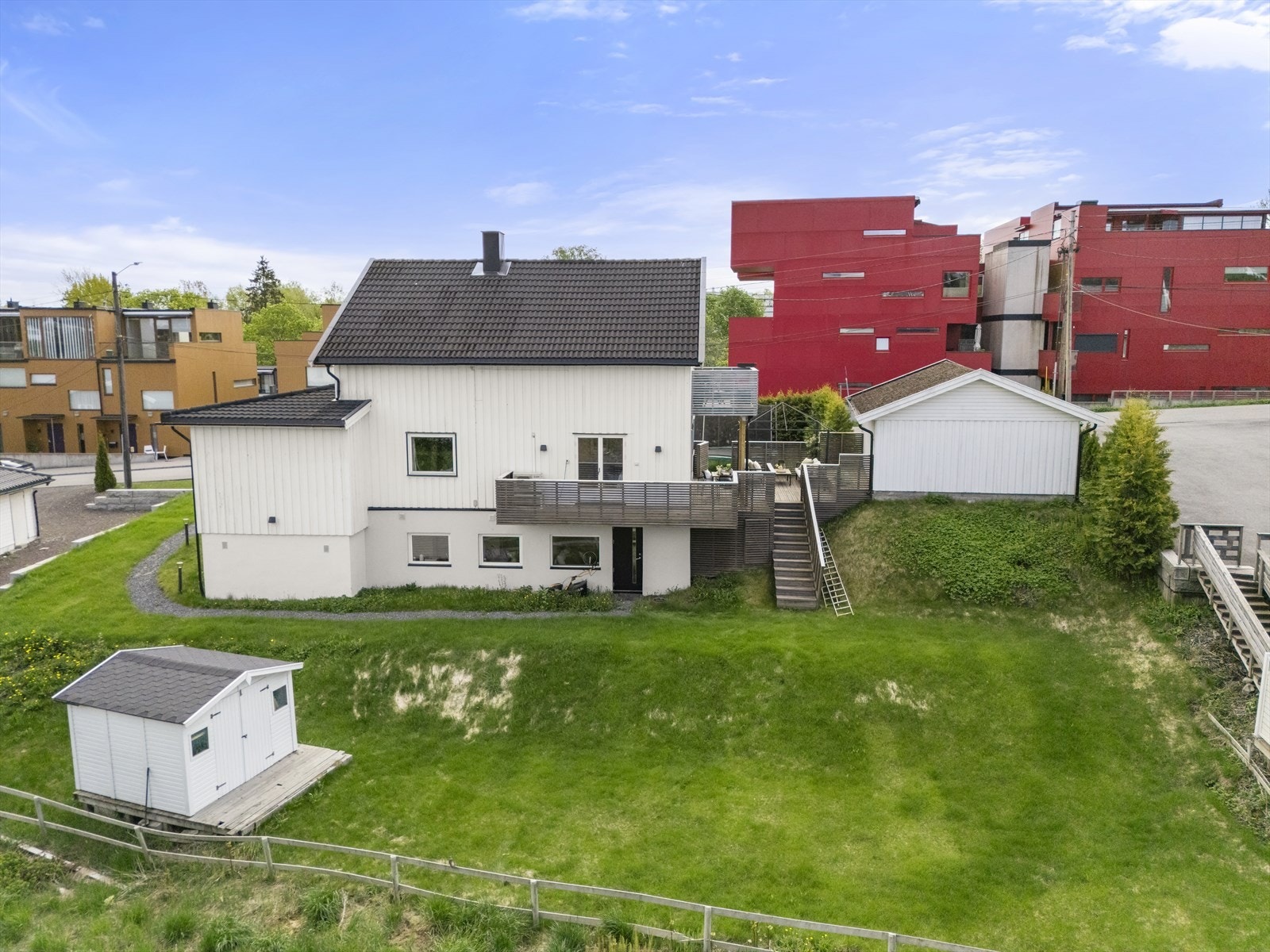 Oversiktsbilde av eiendommen med felles hage og privat terrasse. Galleribilde