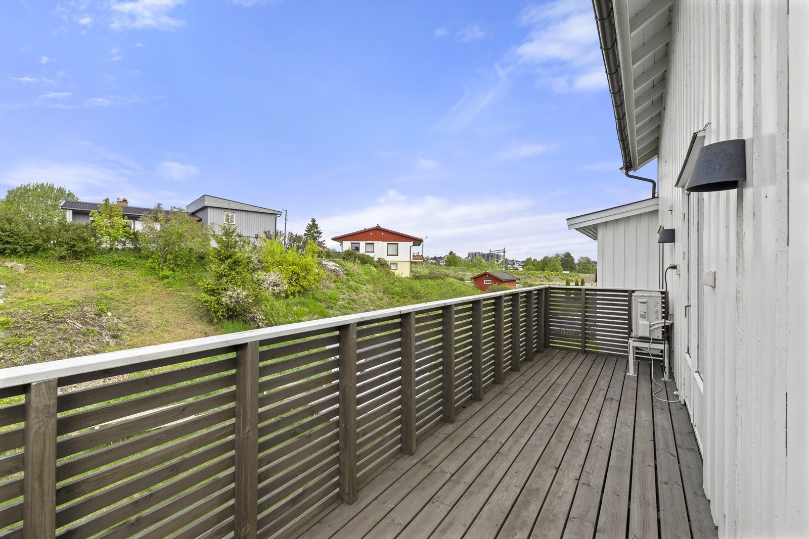 Stor terrasse med utsikt over hage. Galleribilde