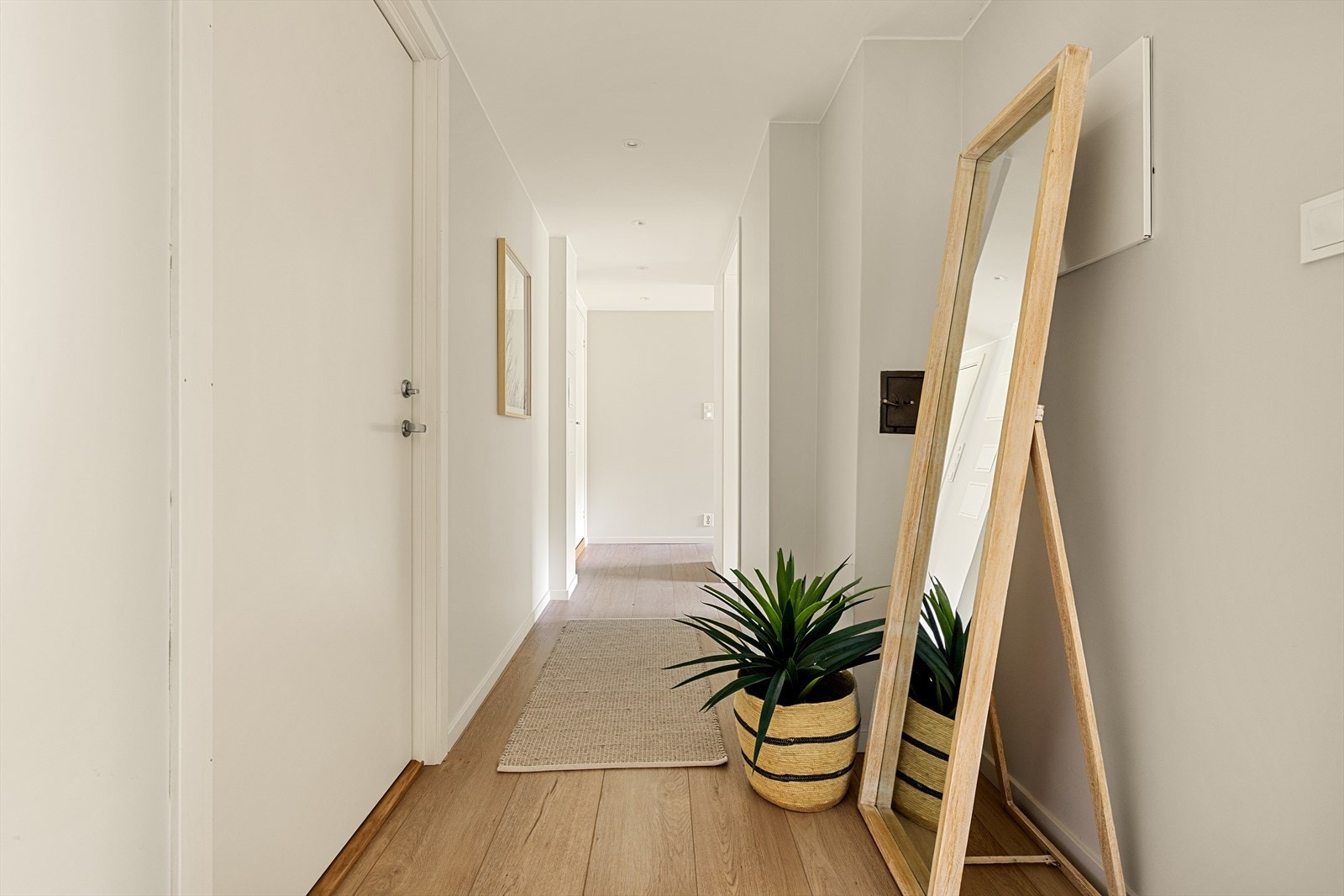 Gangen i kjeller knytter sammen soverommene og badet med resten av boligen. Galleribilde