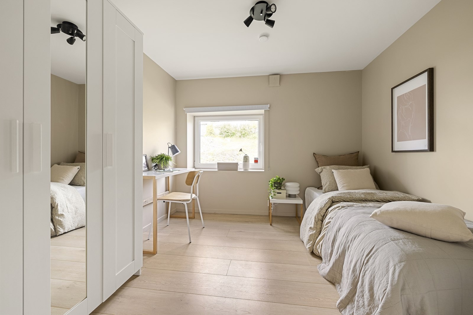 Det andre soverommet i kjelleren har plass til både seng og en liten arbeidsplass. Galleribilde