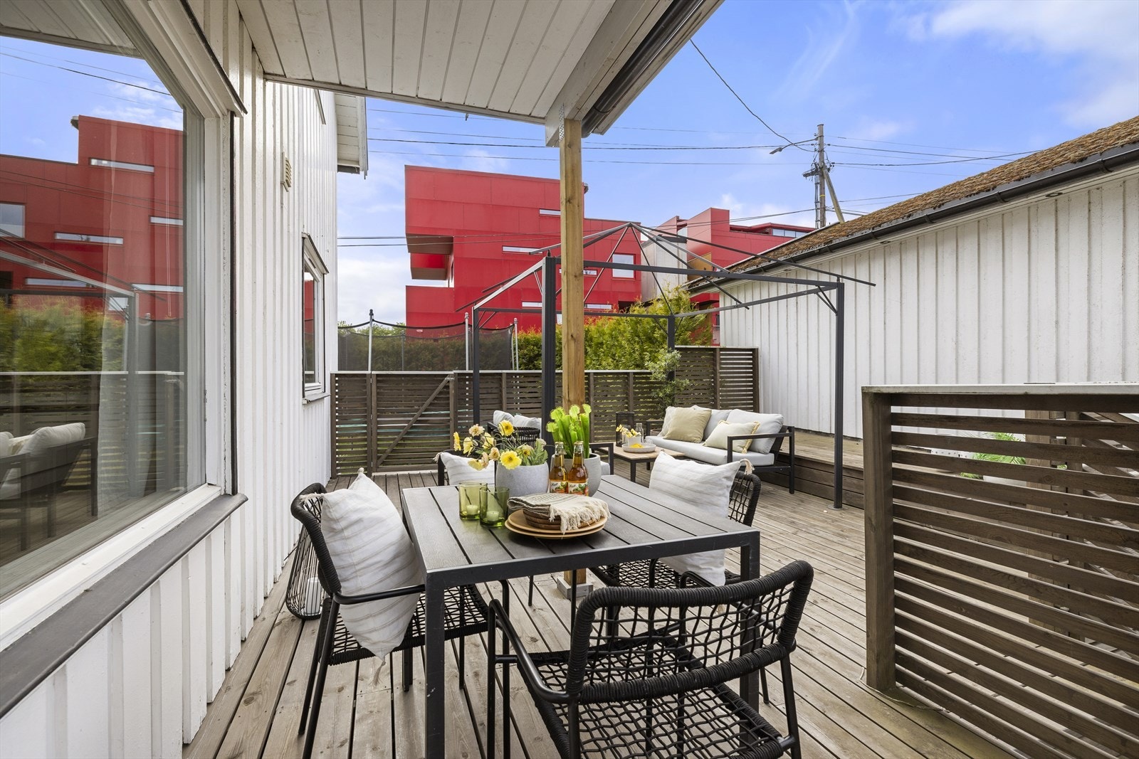 Fra stuen i første etasje er det utgang til en romslig terrasse på ca. 42 m² med god plass til flere sittegrupper. Galleribilde