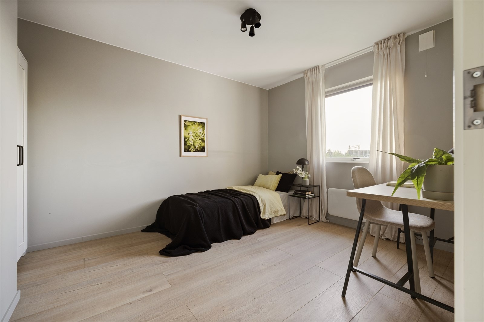 Det tredje soverommet har også en god størrelse, med plass til seng, garderobe og en liten arbeidsplass. Galleribilde