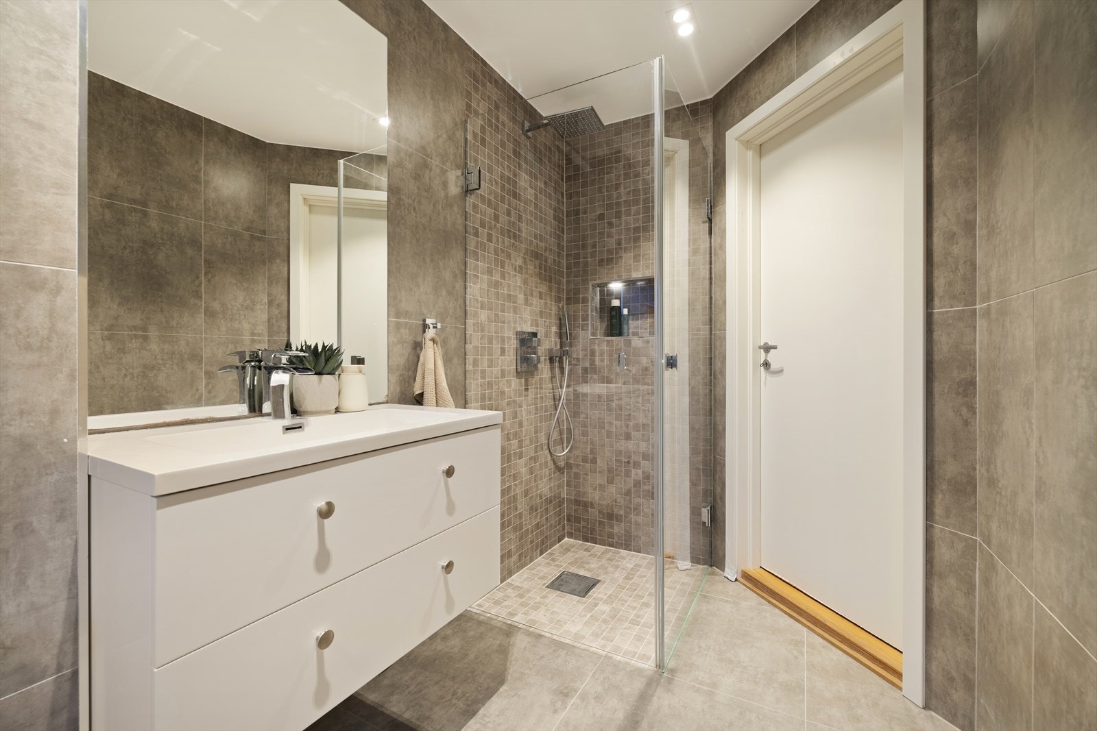 Badet har en takhøyde på 2,18 meter og er utstyrt med elektrisk avtrekksvifte. Galleribilde