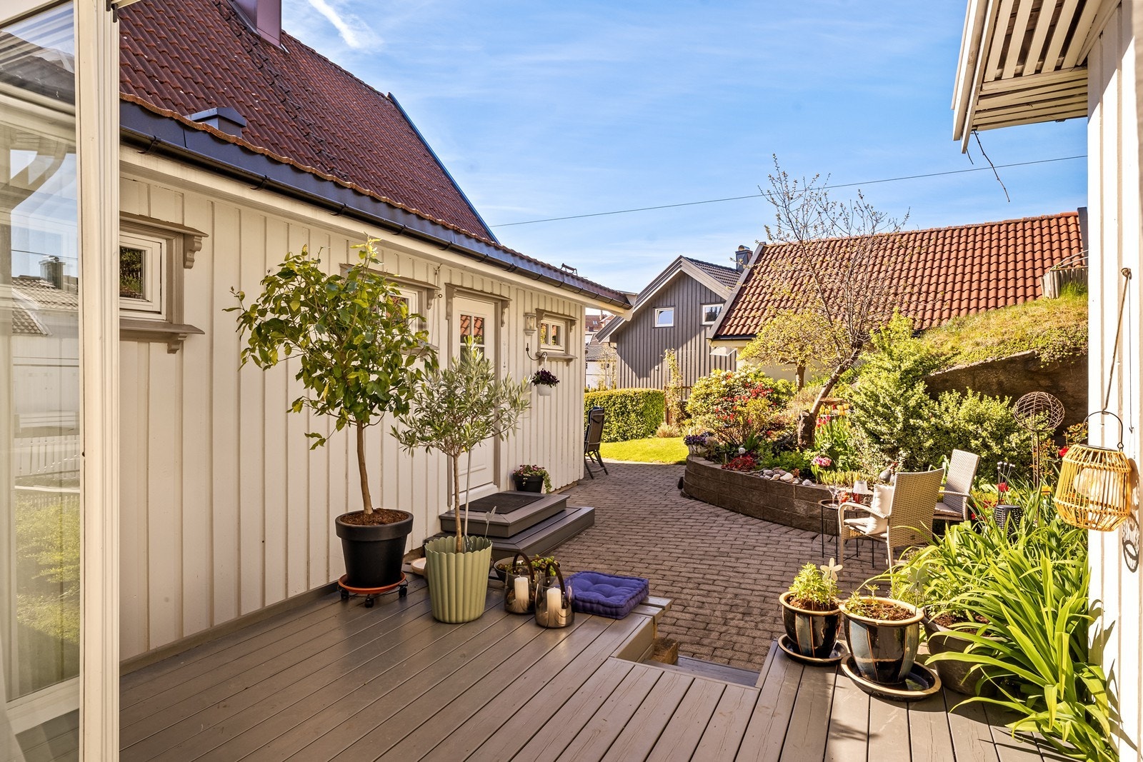 Utsyn fra utestuen mot hagen og nabobebyggelsen. Galleribilde
