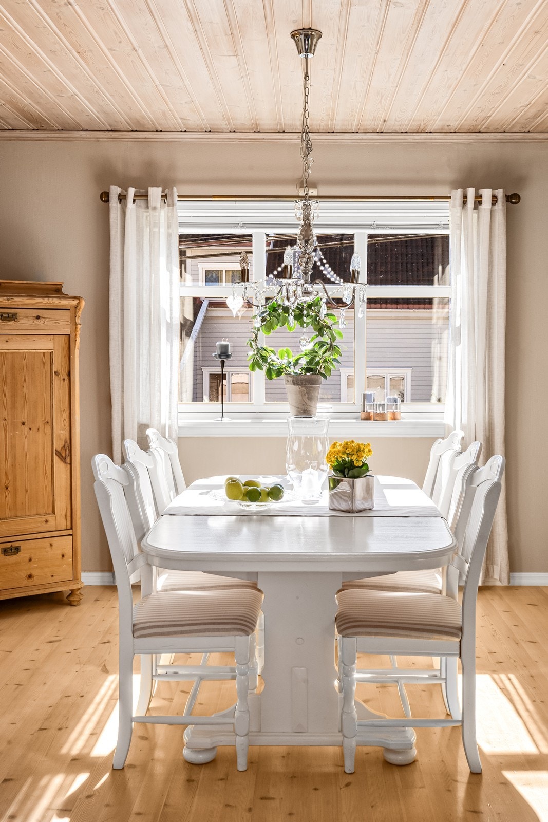 Spisestuen har god plass til et langbord og er et naturlig samlingspunkt. Galleribilde