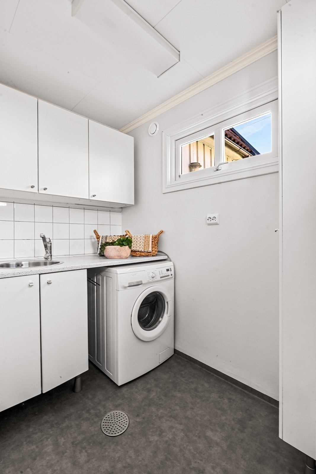 Separat vaskerom med opplegg for vaskemaskin, innredning med kum og elektrisk varme i gulvet. Galleribilde