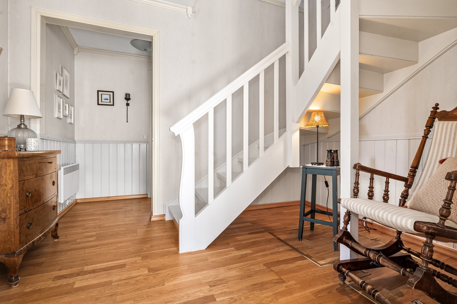 Malt tretrapp fører opp til andre etasje. Galleribilde